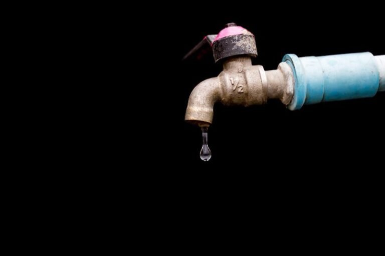 Como identificar vazamentos de água em casa: dicas e sinais precoce